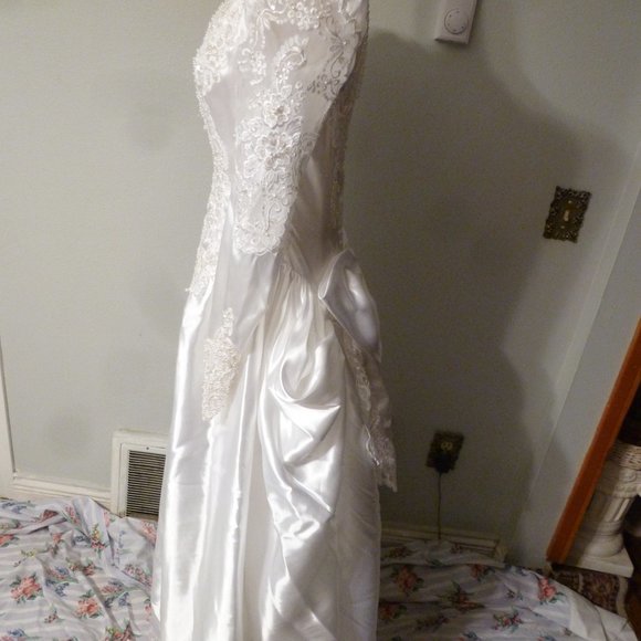 ✨ Majestic & Beautiful Bridal Gown | Adjustable Length | Size 8–10 ✨ - Picture 5 of 15